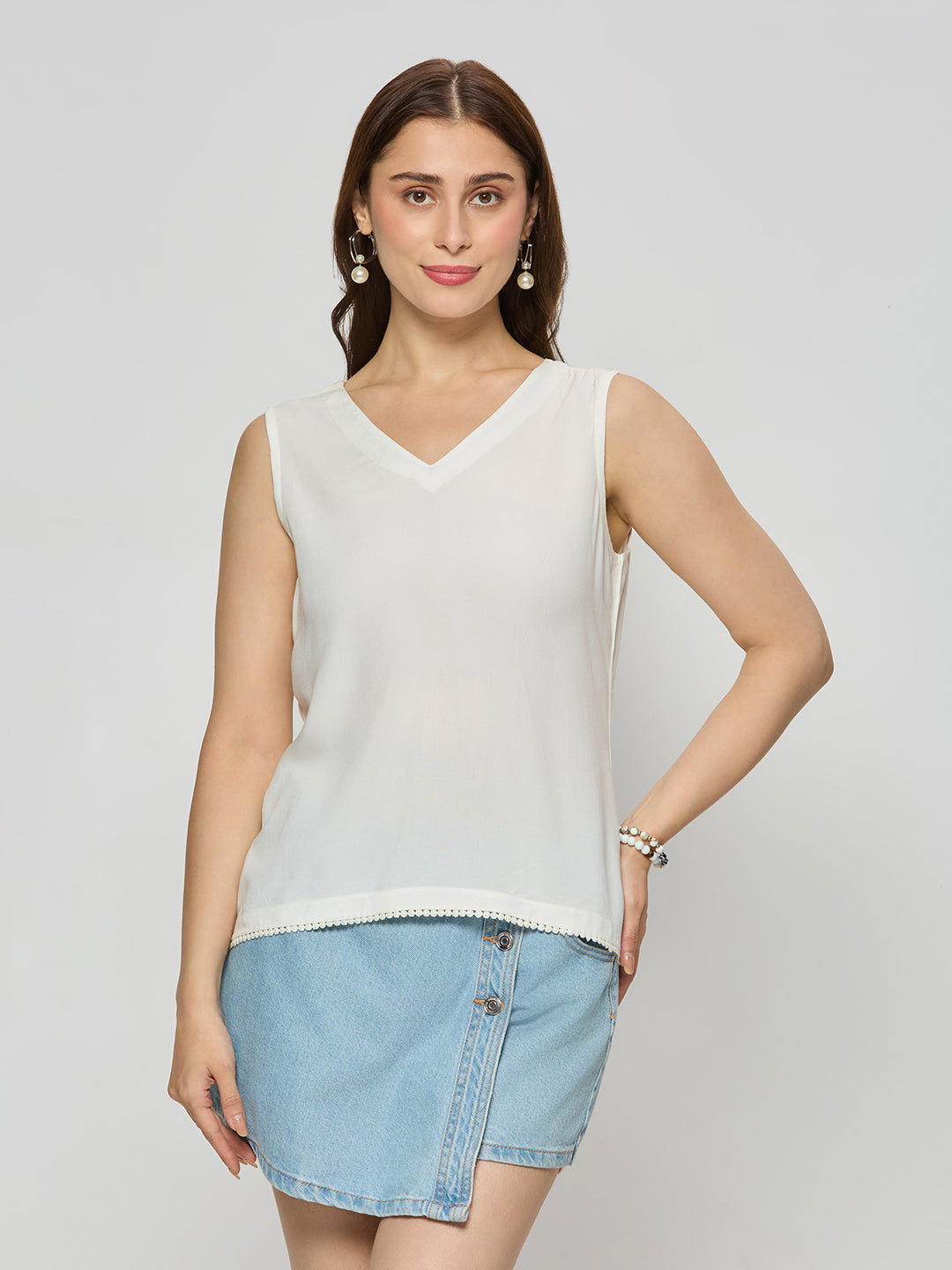Viscose sleeveless top with bow.