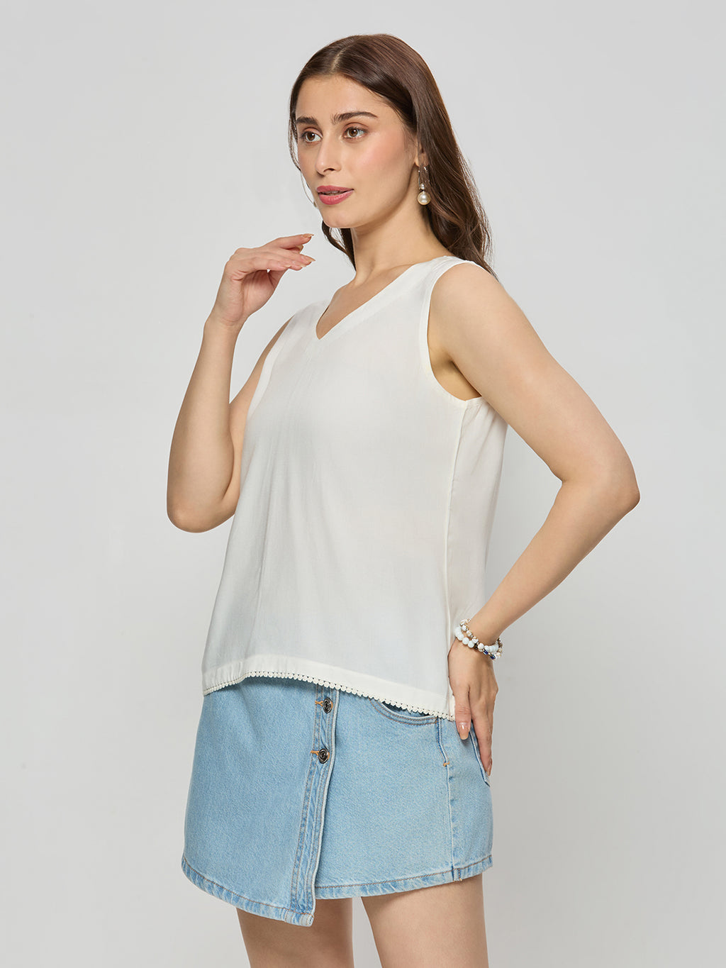 Viscose sleeveless top with bow.