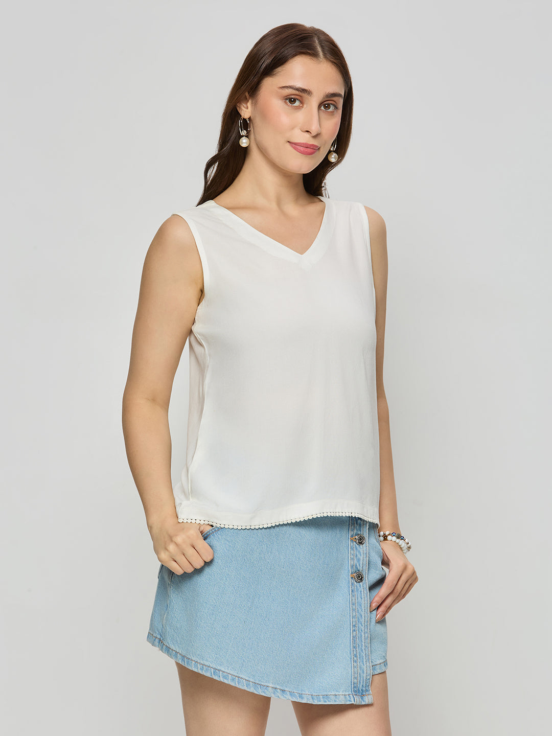Viscose sleeveless top with bow.