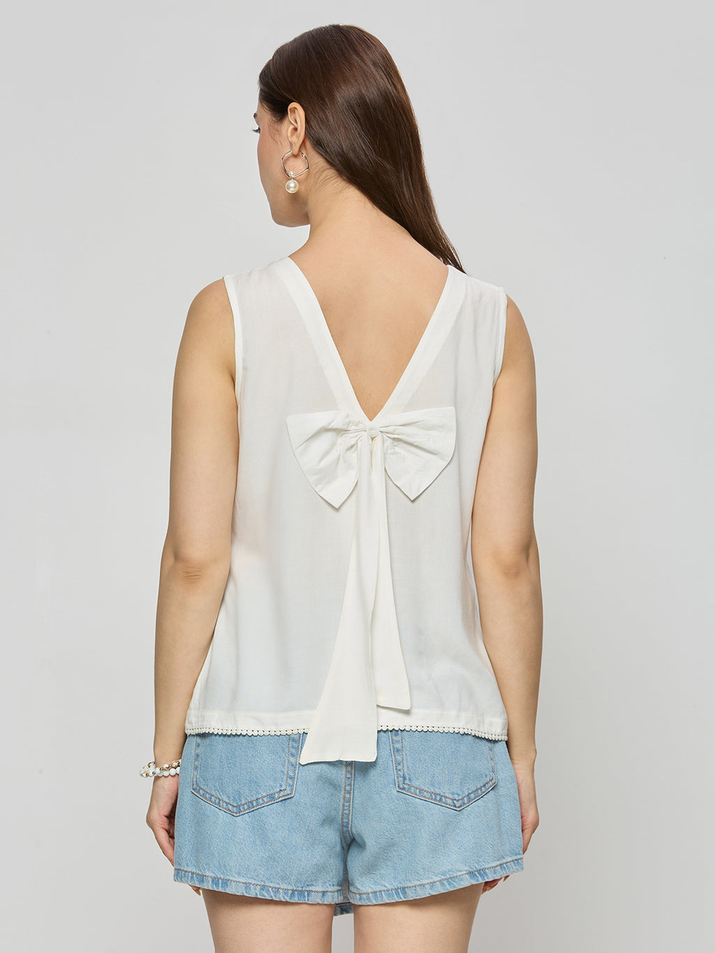 Viscose sleeveless top with bow.